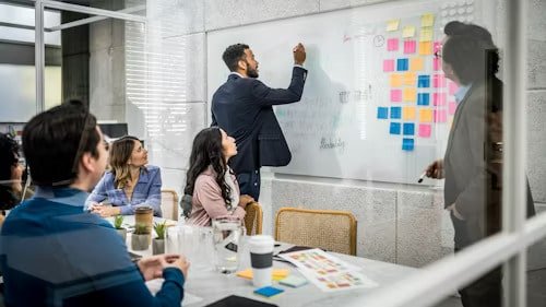 Agile software development with flexible process and regular updates